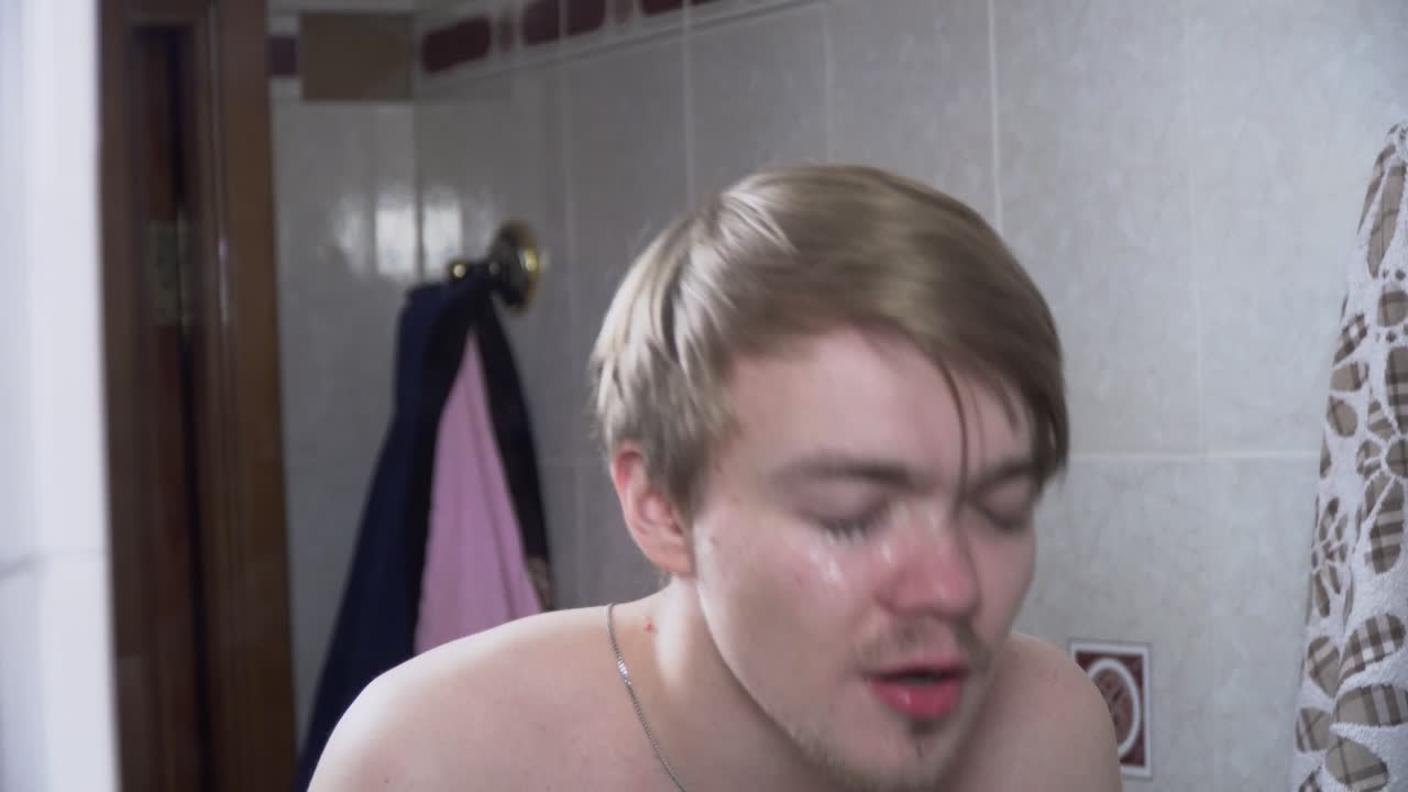 hombre afeitándose en el baño