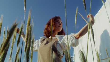 mujer en un campo