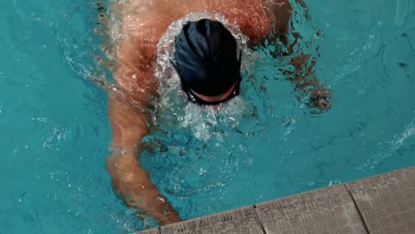 Hombre-En-Forma-Levantando-Los-Brazos-En-La-Piscina