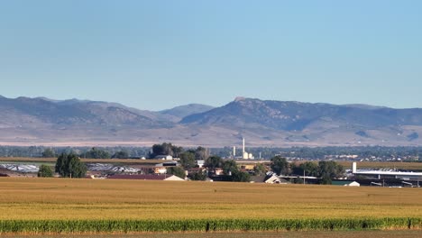 Granjas-De-Colorado-En-Primera-Línea-Con-Montañas-Al-Fondo