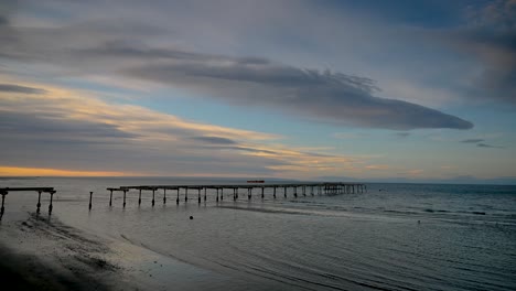 Morgensonnenaufgangswolken-Ziehen-über-Die-Meerenge-Von-Magallanes-In-Punta-Arenas,-Chilenisches-Patagonien,-Chile