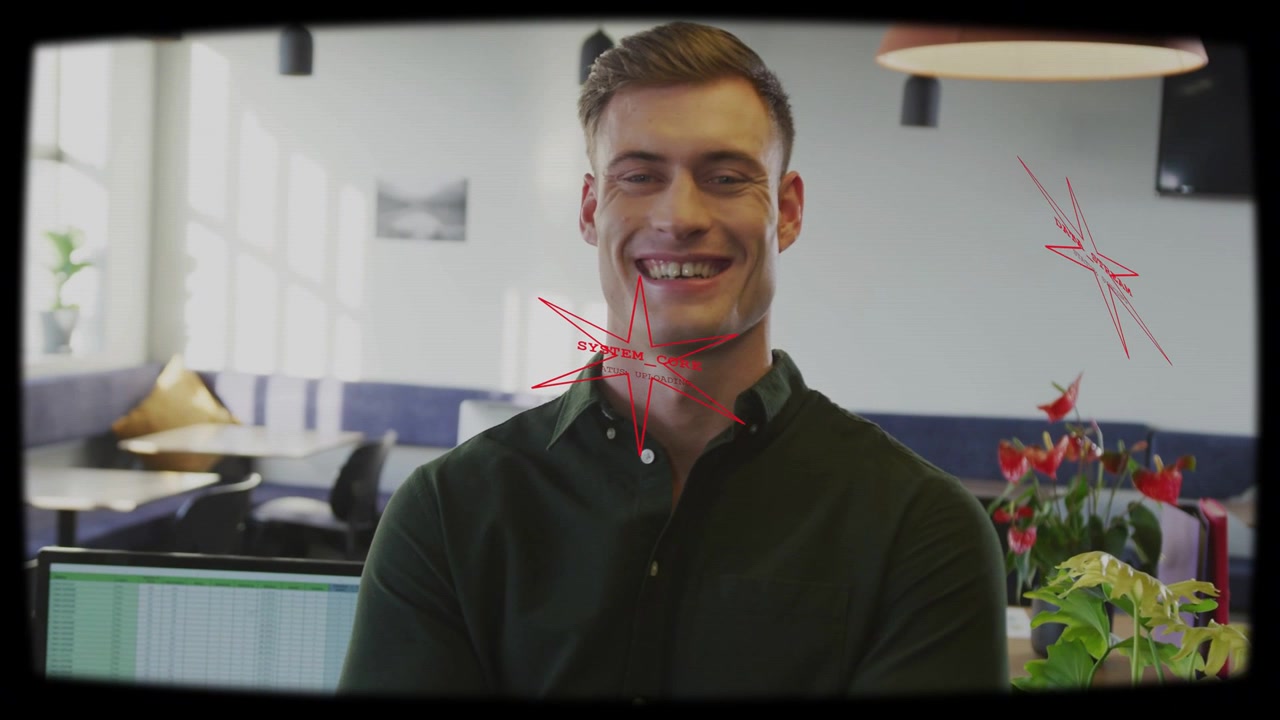 Uomo che reagisce a una domanda di lavoro su un foglio, con una grafica rossa che gli attraversa il viso e il sorriso che si allarga.