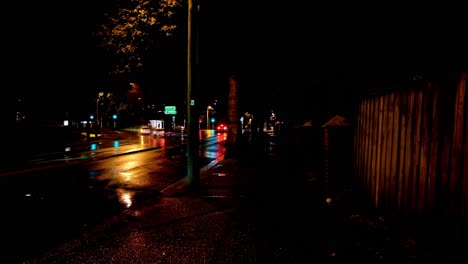 Vehículos-En-Una-Noche-Lluviosa-A-Lo-Largo-De-Una-Calle-Suburbana-De-Sydney