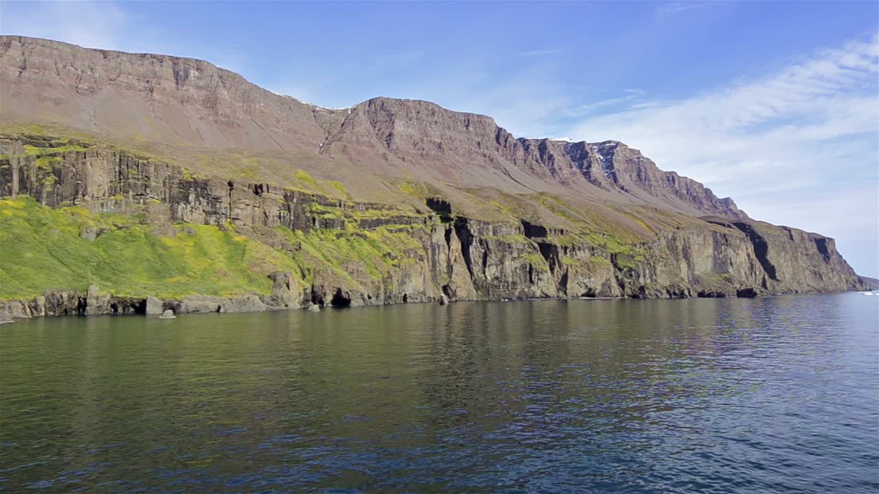 그린란드 디스코 섬 남쪽에 있는 쿠안너수트에서 주상 현무암의 패닝 동작