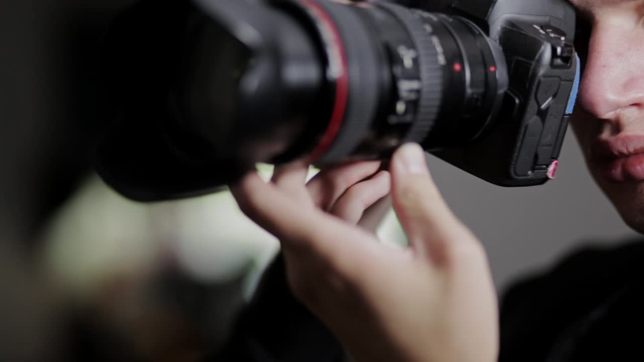 fotógrafo tirando fotos com sua câmera reflex digital de lente única no estúdio - close-up extremo