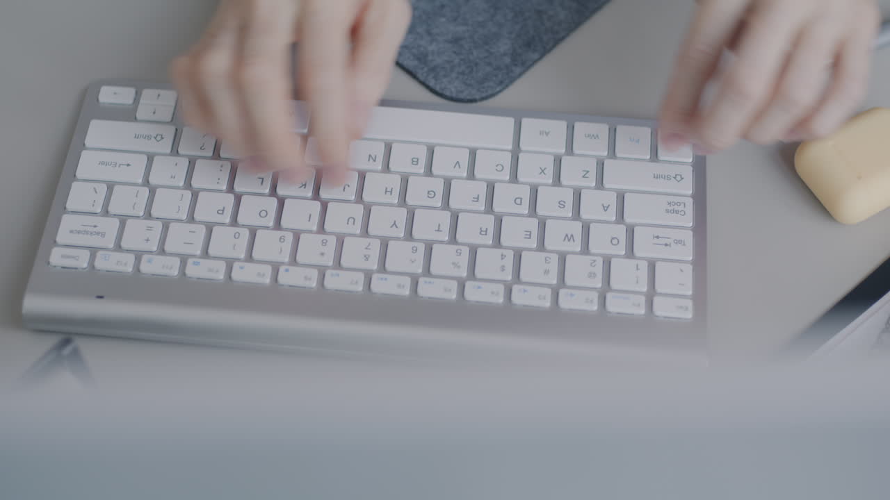 persona escribiendo en un teclado