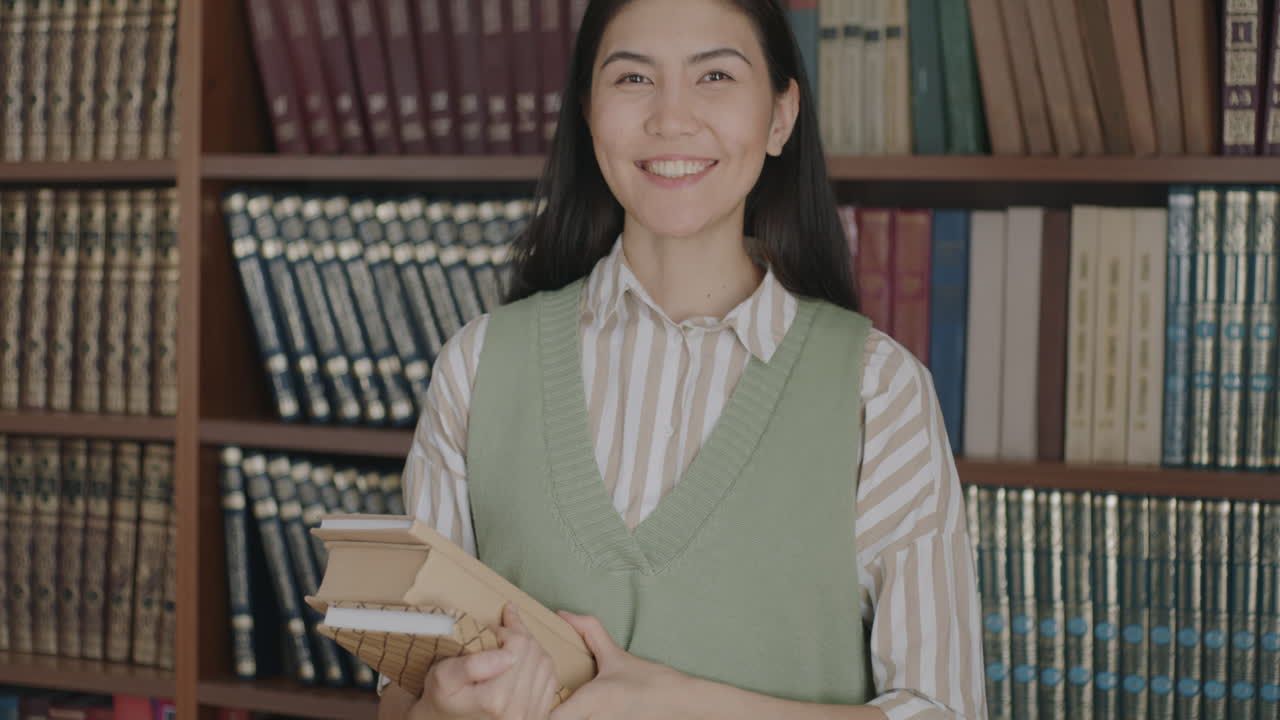mujer en una biblioteca