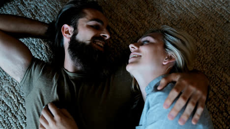 pareja romántica en la sala de estar 4k