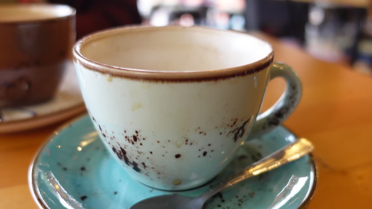 taza de café vacía en una mesa