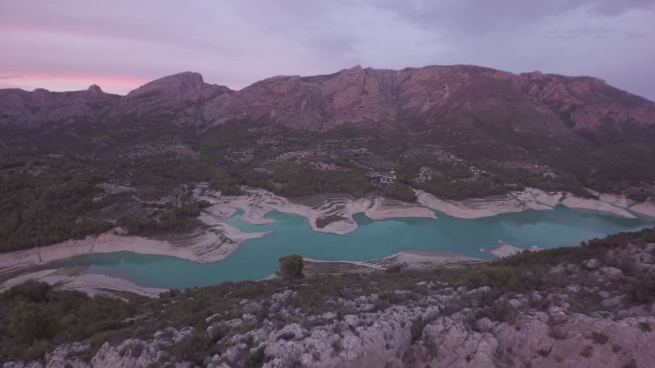 vista aérea del embalse y la presa de guadalest al atardecer - marina baixa, costa blanca, alicante, comunidad valenciana, españa