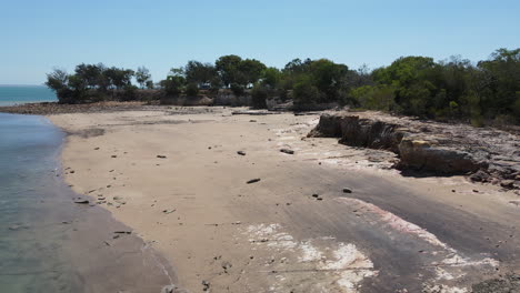 Tiro-De-Drone-En-Movimiento-De-La-Playa-De-La-Reserva-De-East-Point-En-Darwin,-Territorio-Del-Norte