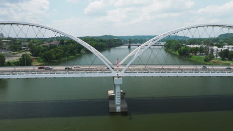 puente de broadway con coches conduciendo en little rock, arkansas, estados unidos - fotografía aérea de un dron