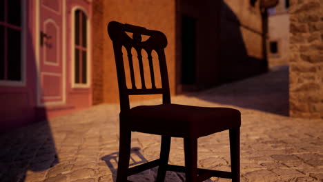 una silla de madera se sienta en el medio de una calle de la ciudad vieja