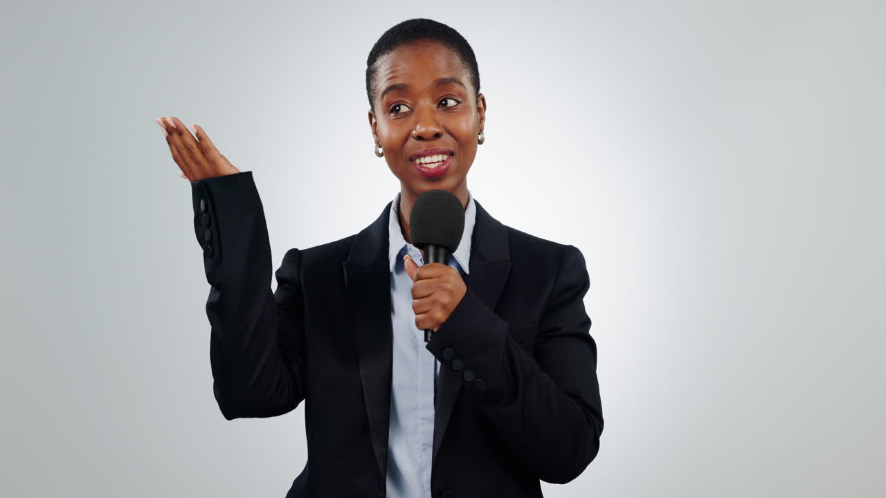 reportero, cara y noticias mujer negra con micrófono