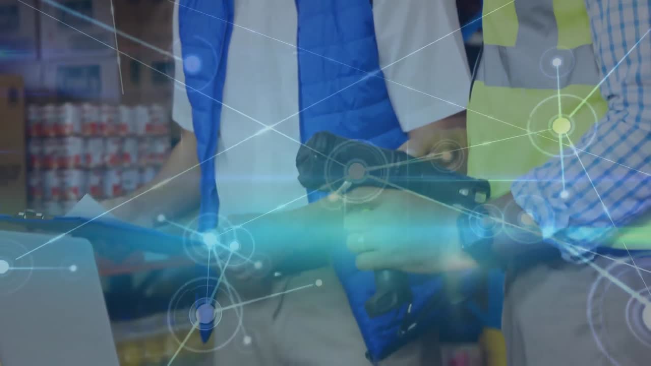 창고 관리자 들 이 재고 를 확인 하고 있다