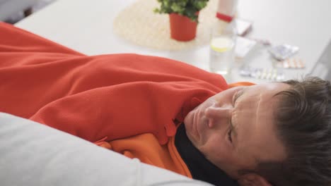 un hombre enfermo con tos, un hombre con neumonía, gripe.