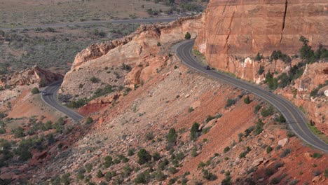 Vista-Aérea-De-Los-Automóviles-Que-Circulan-Por-Las-Carreteras-Del-Monumento-Nacional-De-Colorado