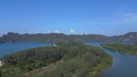 Manglares-Río-Vista-Exuberante-Vegetación-Cielo-Nublado