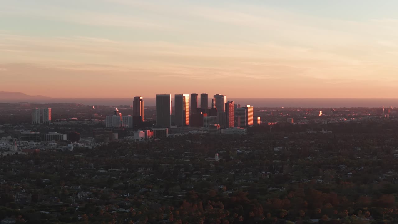 Ampia ripresa aerea panoramica di Century City all'ora d'oro a Los Angeles, California. 4K