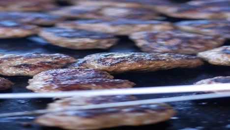 albóndigas a la parrilla en una sartén caliente