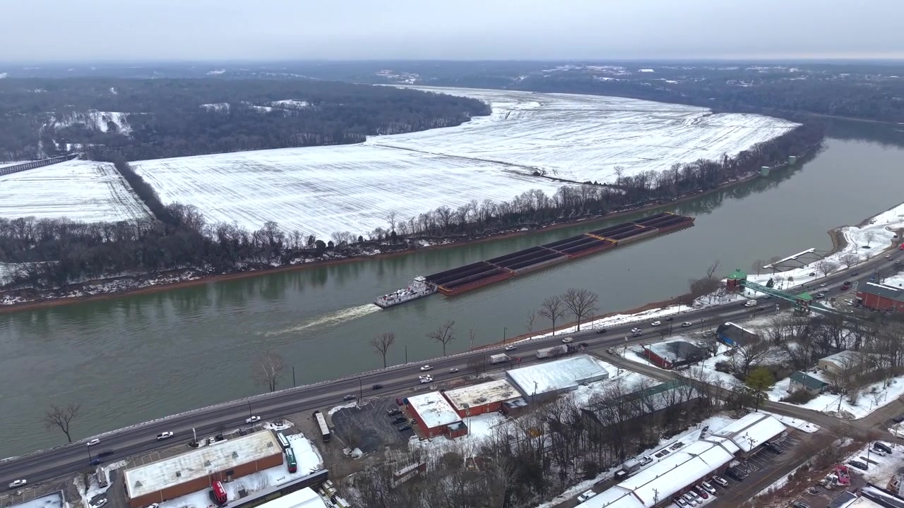 Ripresa aerea con drone di una chiatta che naviga lungo il fiume Cumberland a Clarksville, Tennessee, dopo una tempesta di neve.