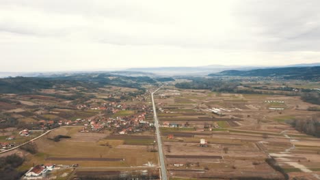 Un-Camino-Libre-Entre-Dos-Pueblos-Que-Conducen-A-Las-Montañas,-Drone-4k-De-Color