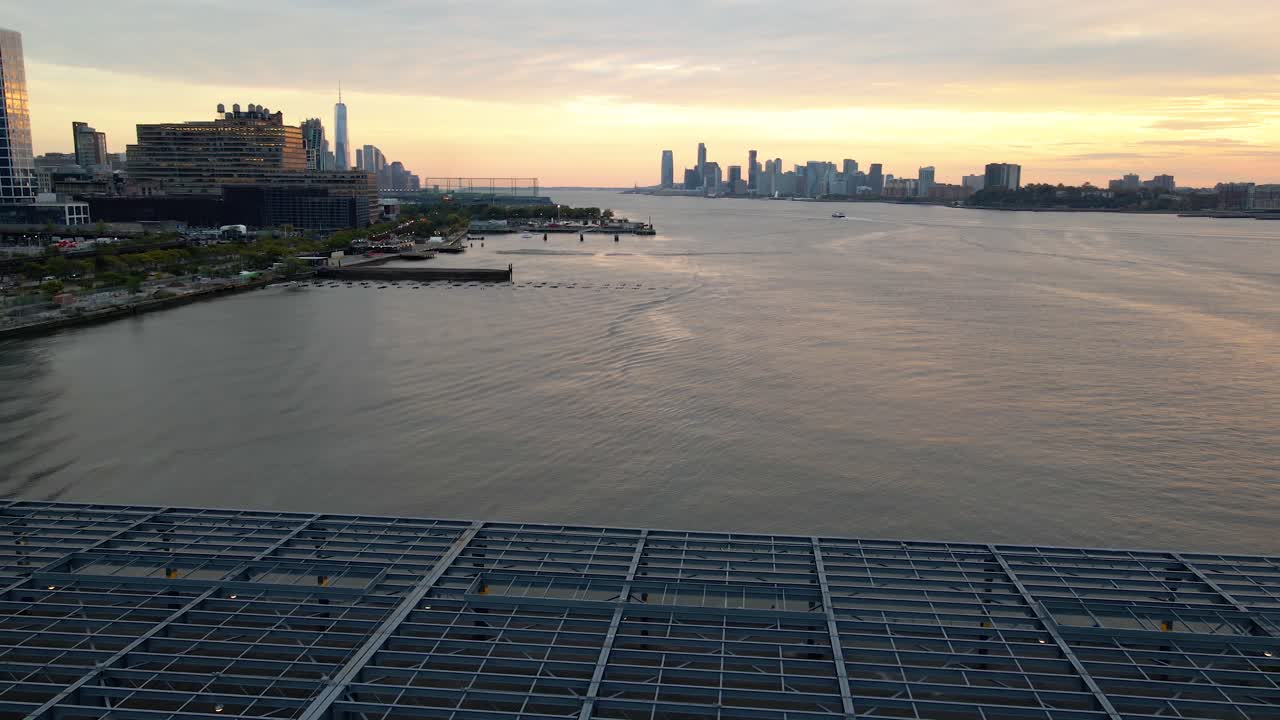 Vista aerea del fiume Hudson e dello skyline di Hudson Yards, al tramonto a New York City - panoramica, ripresa con drone