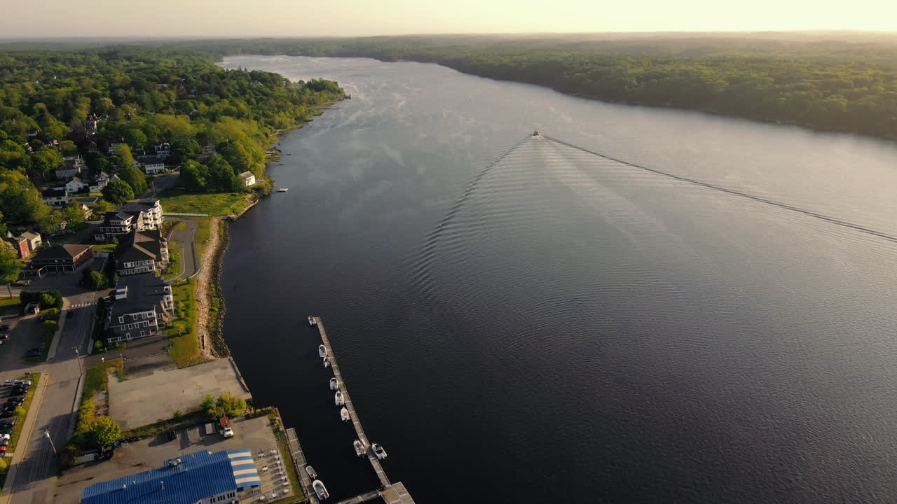 새벽에 케네 ⁇  강에 있는 해안경비대 선박의 정적 항공 드론 영상