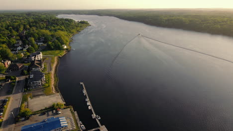 imágenes aéreas estáticas de drones de un buque de la guardia costera en el río kennebec al amanecer