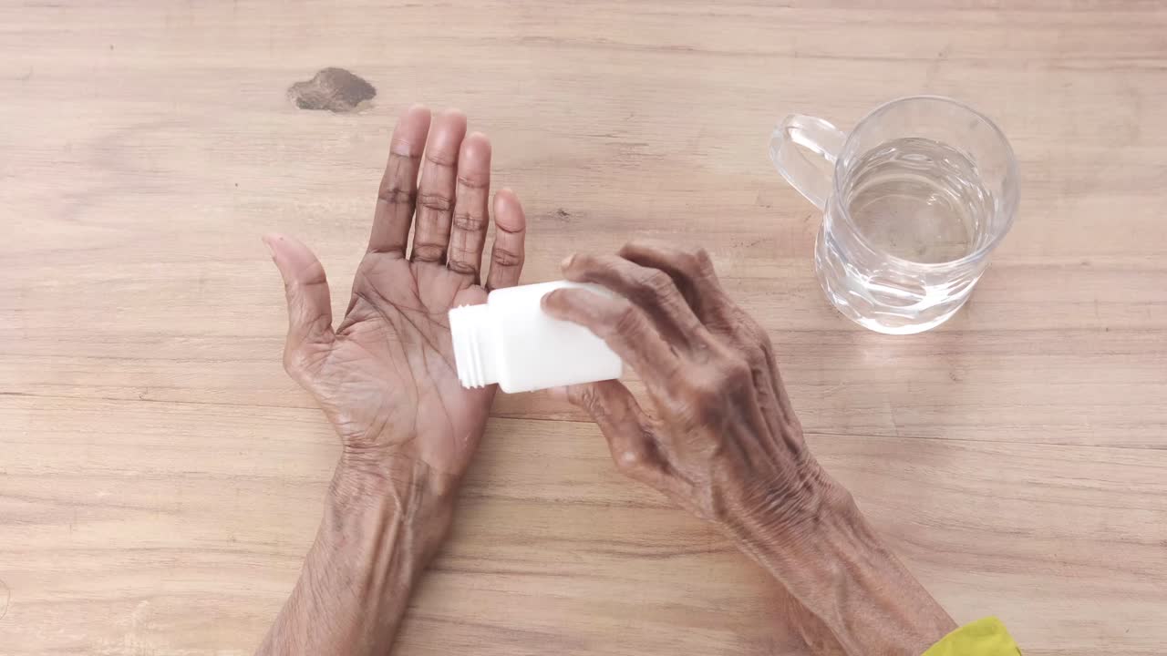 약을 복용하는 노인