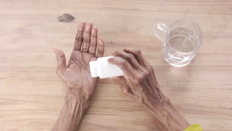persona de edad avanzada que toma medicamentos