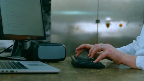sección media del ingeniero robótico usando una computadora de escritorio en la mesa 4k