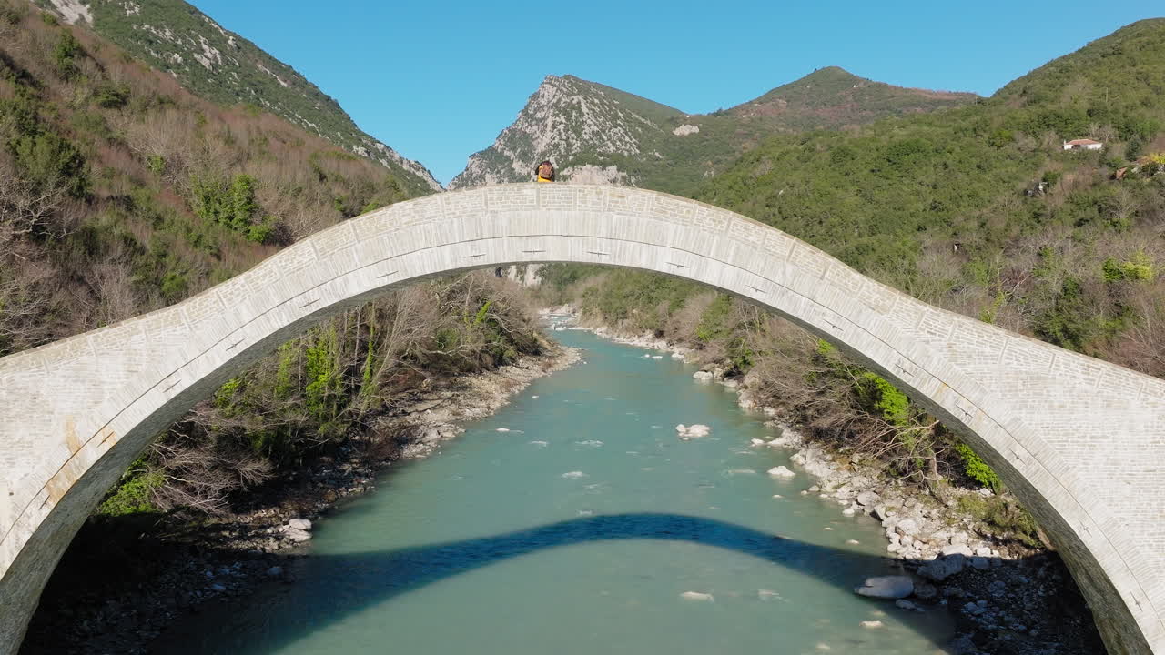 Epir, Yunanistan'daki Plaka Kemer Köprüsü ve Arahtos Nehri'nin geniş havadan yaklaşımı.
