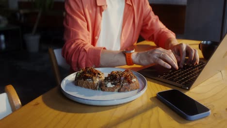 persona que trabaja en una cafetería con almuerzo