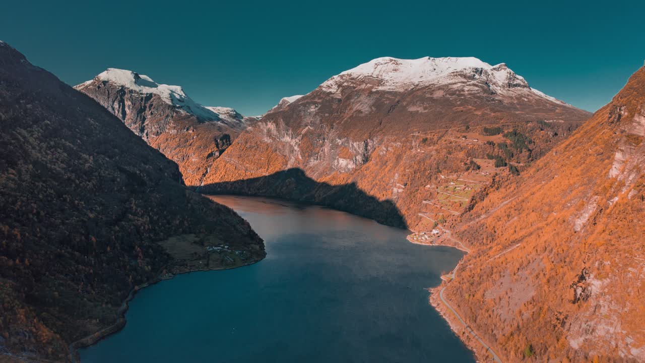 vista aérea del fiordo de geiranger, un famoso destino turístico en noruega