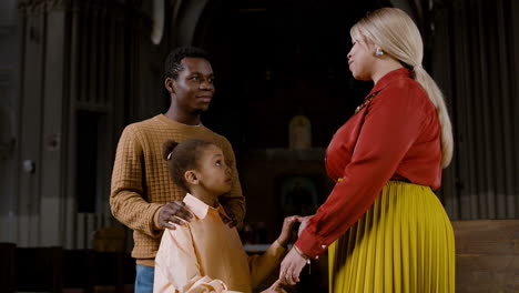 familie in der kirche am sonntag