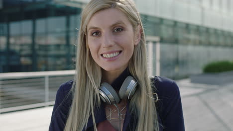 retrato de una joven mujer de negocios rubia y linda sonriendo a la cámara pareciendo tímida y juguetona