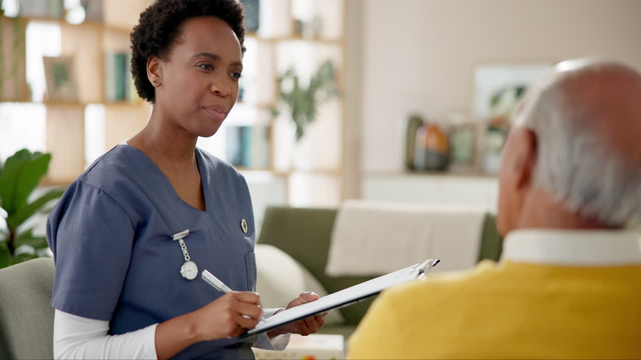 enfermera que visita a un paciente de edad avanzada en su hogar