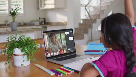 Schulmädchen-Nutzt-Laptop-Für-Online-Unterricht-Zu-Hause,-Mit-Lehrerin-Und-Web-Chat-Auf-Dem-Bildschirm