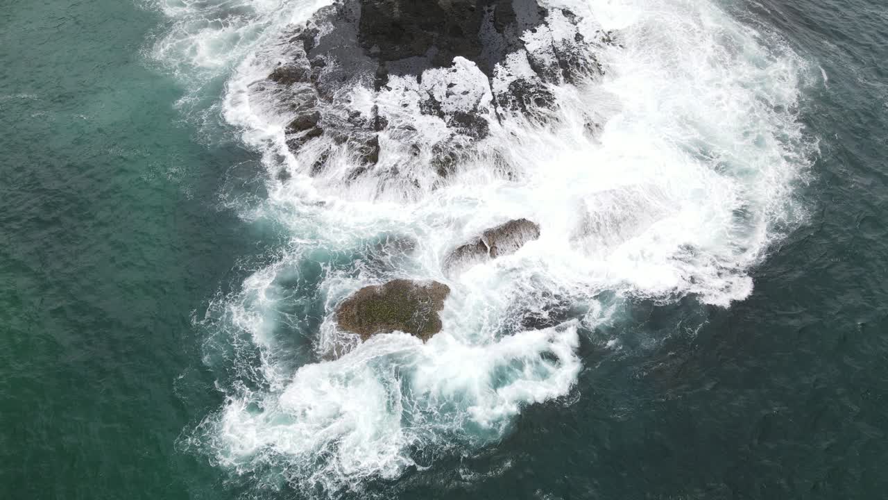 poderosas olas rompiendo sobre las rocas
