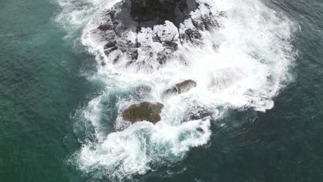 Mächtige-Wellen,-Die-über-Felsen-Krachen