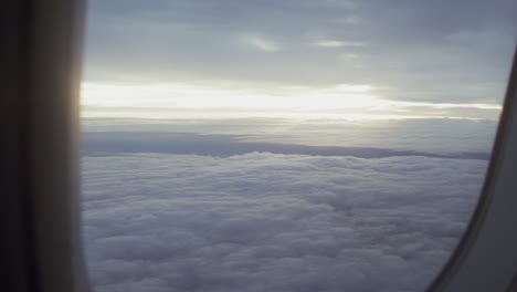 avión vuela por encima de las nubes