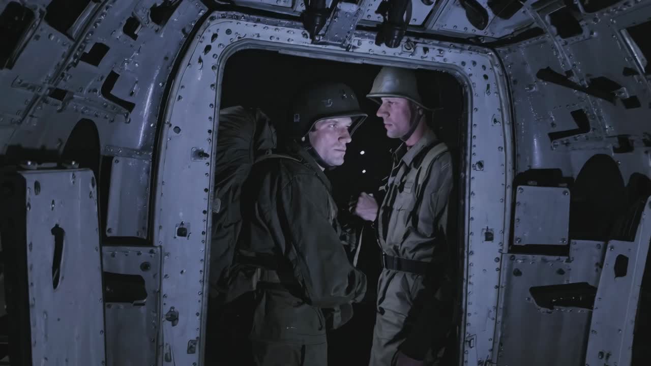 paracaidistas uniformados de época esperando dentro de aviones militares oscuros, mostrando camaradería de guerra y tensión antes de una peligrosa misión aerotransportada durante la segunda guerra mundial.