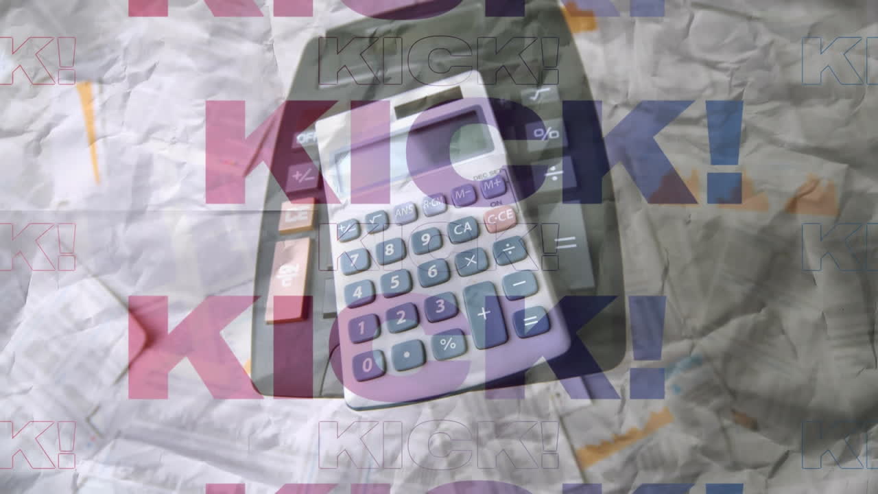 animación de texto de patada en rojo y azul, más de dos calculadoras y papeleo