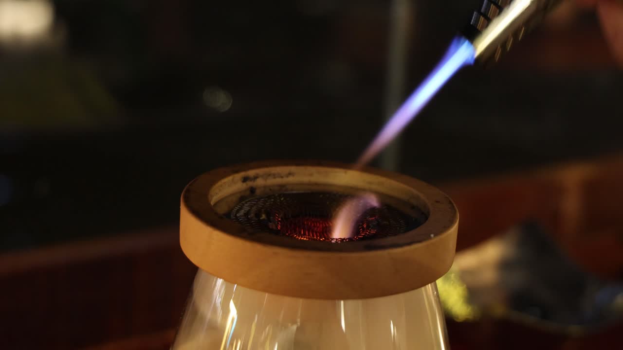 calentar y dar forma a una pieza de madera con cuidado