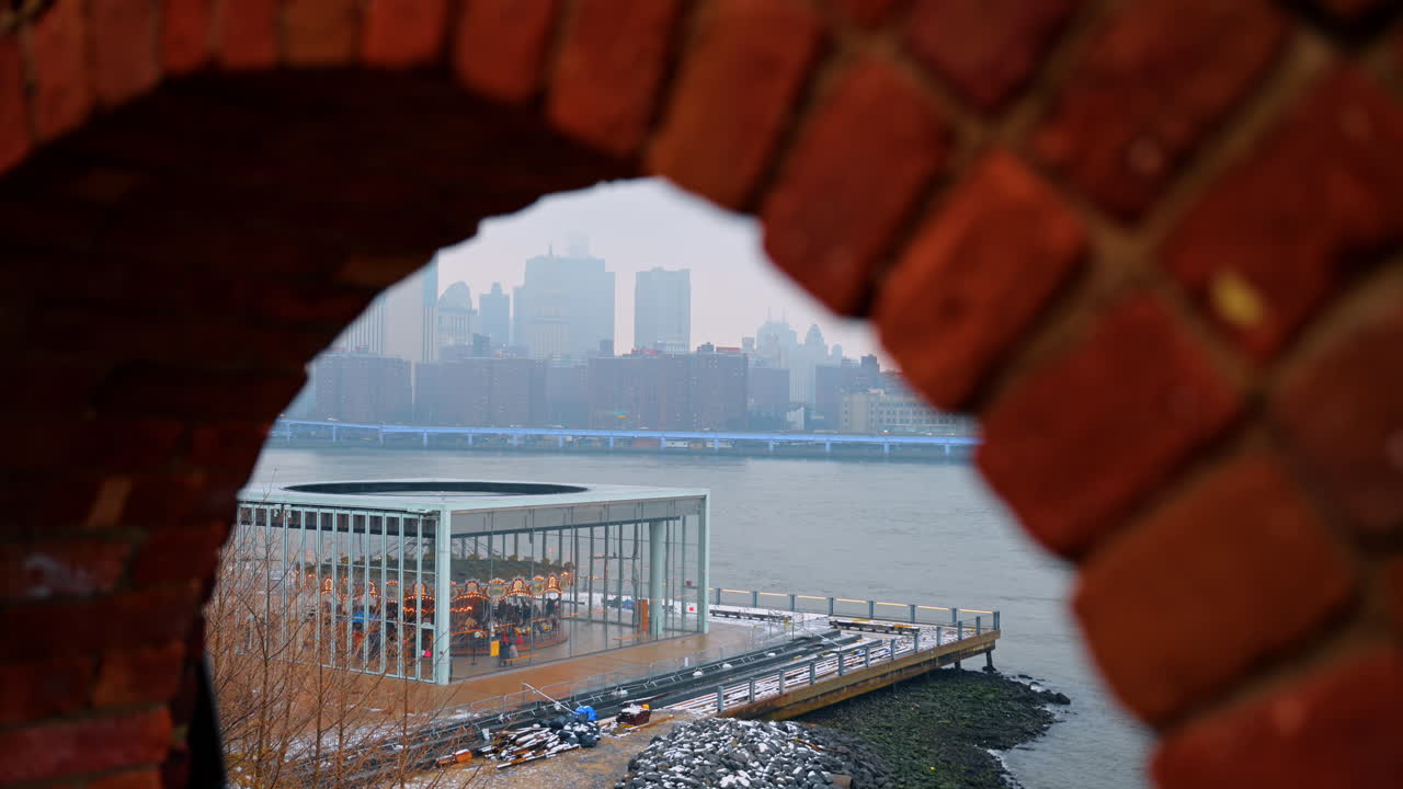 New York, Hoa Kỳ, ngày 24 tháng 12 năm 2025: Lối đi bộ mùa đông ven sông DUMBO. Lối đi bộ mùa đông dọc theo bờ sông DUMBO gần Cầu Brooklyn