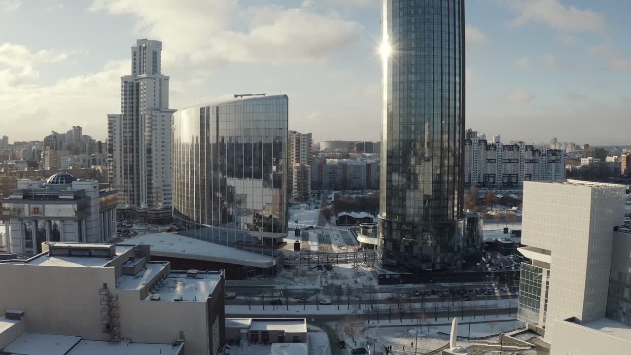 городской пейзаж с воздуха с современными зданиями и снегом