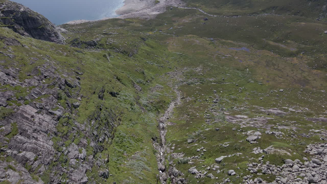 sendero de montaña rocosa en la zona de senderismo de lyngsheia cerca de lyngsvatnet en rogaland, noruega