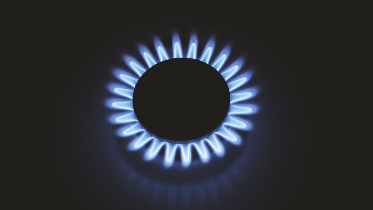 불타는 가스 스토브, 파란 불꽃, 검은 바탕에 어두운 곳에서 맥로 클로즈업, 천천히 사라지는 불꽃과 함께 가스 버너, 부드러운 카메라 움직임과 함께 4k 원시 비디오.