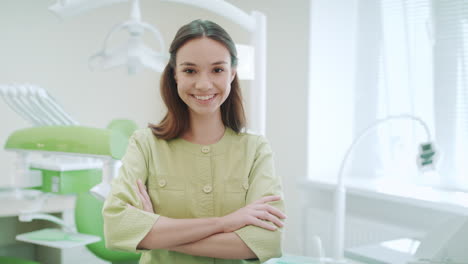 dentista sonriente en el interior de la clínica dental